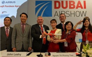 La presidenta de VietJet sostiene una maqueta del A321 durante el acto de firma de contrato en Dubai.