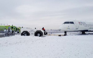 El temporal dificultó en extremo las labores aeroportuarias.