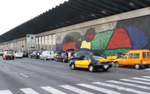 Desde 1970 la terminal T2 del aeropuerto de Barcelona luce un gigantesco mural obra de Joan Miró. 