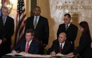 Un momento de la firma del acuerdo en el Hotel Nacional de la capital cubana.