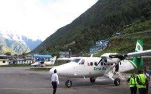 Una Twin Otter de Tara Air en el altipuerto de Lukla, al pie del Everest, destino habitual de la compañía.