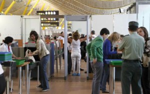 Se incrementan los controles aeroportuarios.