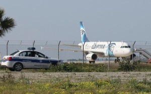 La policía vigila a distancia el aparato, que está estacionado en una zona remota del aeropuerto chipriota.