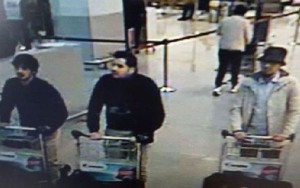 La policia Belga ha difundido la imagen de los tres presuntos terroristas, captada en el aeropuerto.