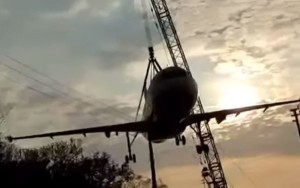 El avión cayó a plomo desde varios metros de altura.