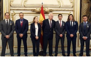 La tripulación del Helimer 401 posan junto con la ministra de Fomento y el ministri de Exteruiores durante el acto de entrega de la condecoración.