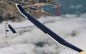 El Puente de la Golden Gate recibió al Solar Impulse envuelto en la habitual niebla oceánica. 