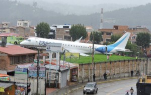 El avión quedó suspendido sobre un talud.