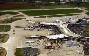 La normativa prohibe el vuelo de drones en las proximidades de los aeropuertos.