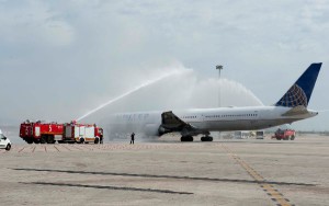 El tradicional arco de agua en el Aeropuerto de Barcelona marca el inicio de operaciones.