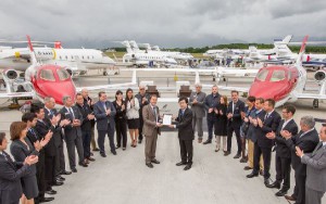 El presidente de Honda Aircraft Company, Michimasa Fujino recibe la certificación de manos del responsable de la sección de turbohélices y aeronaves de alto rendimiento de la EASA, Steven Higgins.