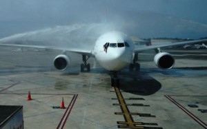 El arco de agua de rigor recibió el vuelo a su llegada al aeropuerto de San Juan