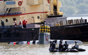 Las tareas de rescate concluyeron con el izado a bordo de la aeronave siniestrada.