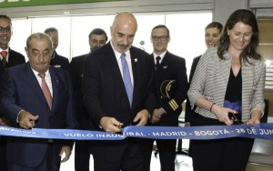 Juan José Hidalgo, acompañado del embajador de Colombia, Alberto Furmanski, y la directora del aeropuerto Adolfo Suárez Madrid-Barajas, Elena Mayoral, cortan la cinta poco antes de partir hacia Bogotá. 