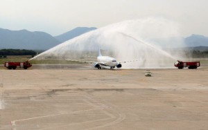 El vuelo inaugural fue recibido con el preceptivo arco de agua.