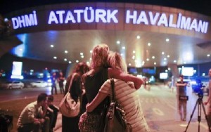 Las escenas de dolor se han repetido a lo largo de la noche en el aeropuerto.