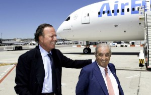 Julio Iglesias y José Hidalgo visitaron ayer el avión.