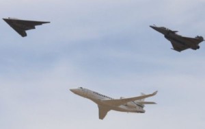 El "dron" escoltado por dos aviones pilotados de modo convencional surca el cielo en Istres (Francia).