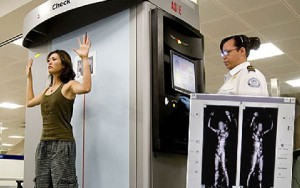 Las medidas de seguridad son más estrictas desde ayer en los aeropuertos estadounidenses.