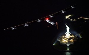 El Solar Impulse sobrevuela la estatua de la Libertad.