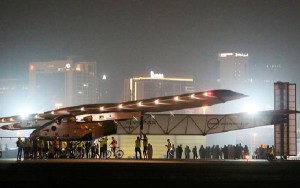 El Solar Impulse2 a su llegada a Abu Dabi.