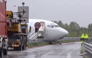 El avión acabó por detenerse en la carretera que bordea el campo.