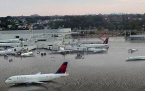 Muchos aeropuertos cercanos al mar podrían quedar inundados permanentemente en un futuro próximo.  