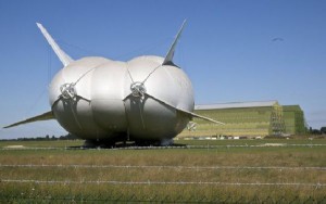 El enorme Airlander, por primera vez bajo el sol. 