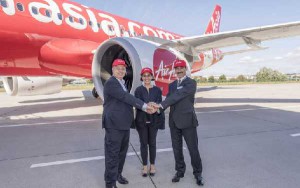 Entrega del avión en Hamburgo. De izquierda a derecha: Airbus EVP Strategy and Marketing Kiran Rao; CEO de AirAsia Aireen Omar; y el Vice presidente de CFM International para programas de Airbus Bruno Castola