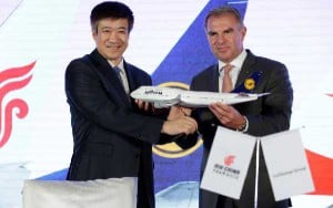 Los consejeros delegados de Lufthansa, Carsten Spohr; y Air China, Song Zhiyong, en un momento del acto de firma del acuerdo.