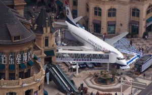 El avión está "estacionado" en pleno centro de la ciudad.