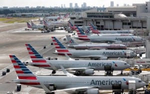 Los aviones aguardan en tierra el paso de Matthew.