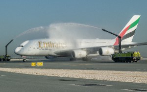 El A380, recibido con el tradicional arco de agua, a su llegada al aeropuerto de Doha.