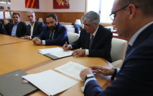 Acto de firma del acuerdo en el despacho del Rector Magnifico de la Universidad de Alicante.