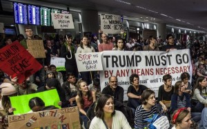 Manifestantes protestando en el aeropuerto de San Francisco por la nueva orden de Trump.