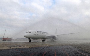 El avión fue recibido a su llegada a El Prat con el tradicional arco de agua.