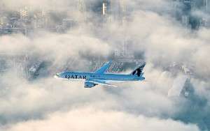 El Triple7 de Qatar Airways sobrevuela el cielo de la capital neozelandesa el pasado domingo. 