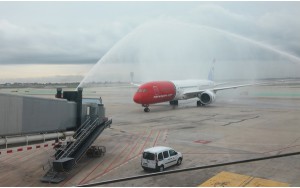 El avión fue recibido el lunes en El Prat con el tradicional arco de agua.