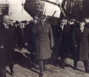 Alfonso XIII, en la ceremonia de inauguración de Iberia, tal día como hoy, en 1927.