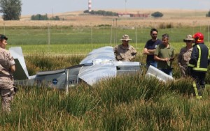 El aparato cayó en un campo baldío.