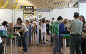 La mayor parte de los viajeros en Barajas son de orígen no europeo.