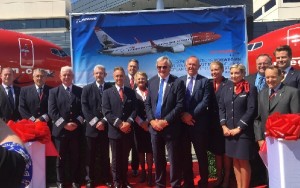 La directiva posa en las instalaciones de Boeing en Seatlle junto a las dos nuevas adquisiciones. 