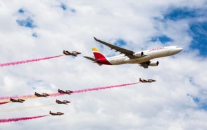 La Patrulla Aguila arropó la pasada del A330 de Iberia.