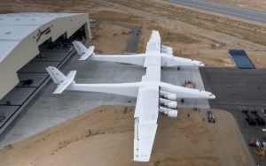 El impresionante doble fuselaje del "superavión" en su primera salida al exterior.