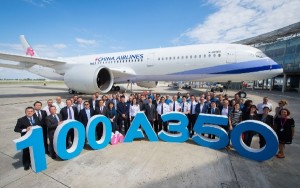 Foto de familia en la entrega de la unidad número 100 del A350 XWB.