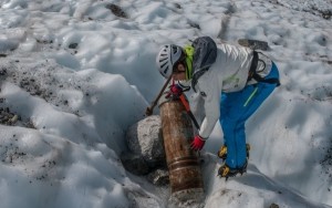 Parte de los restos permanecían semi-enterrados en la nieve del glaciar.