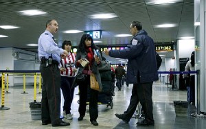 En el aeropuerto, Eulen se encarga de los filtros previos a los controles de seguridad.