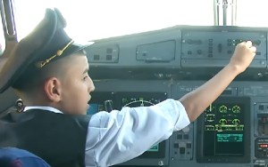 El niño estuvo a los mandos durante el vuelo.