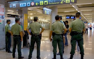 La Guardia Civil realiza habitualmente controles de supervisión en el aeropuerto. 