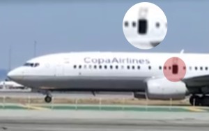 En la imagen se aprecia perfectamente la puerta de emergencia abierta mientras el avión se encuentra en rodadura.